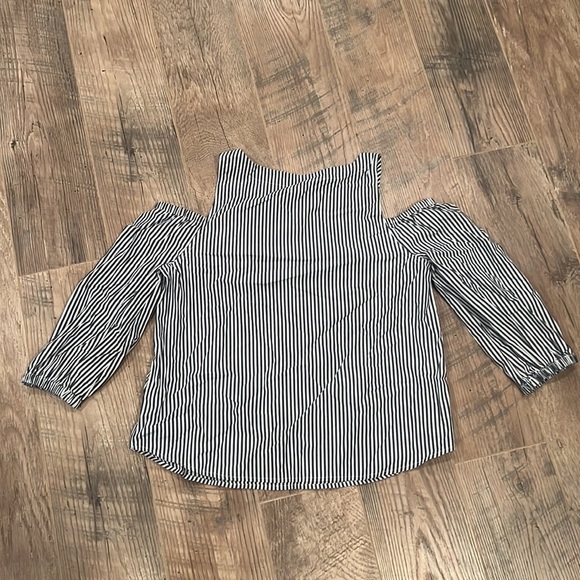 GAP Woman’s Striped Cold Shoulder Blouse Size Small - Picture 3 of 5